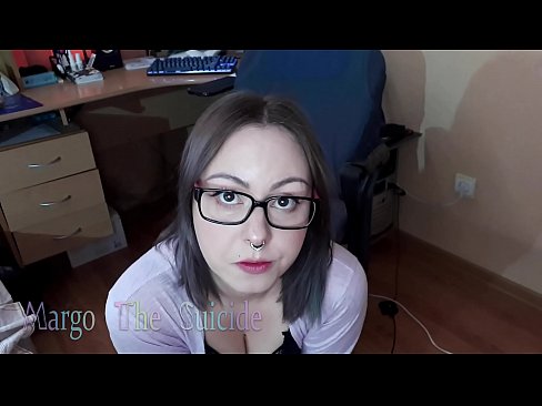 ❤️ Σέξι κορίτσι με γυαλιά πιπιλίζει Dildo βαθιά στην κάμερα Σούπερ σεξ ❤